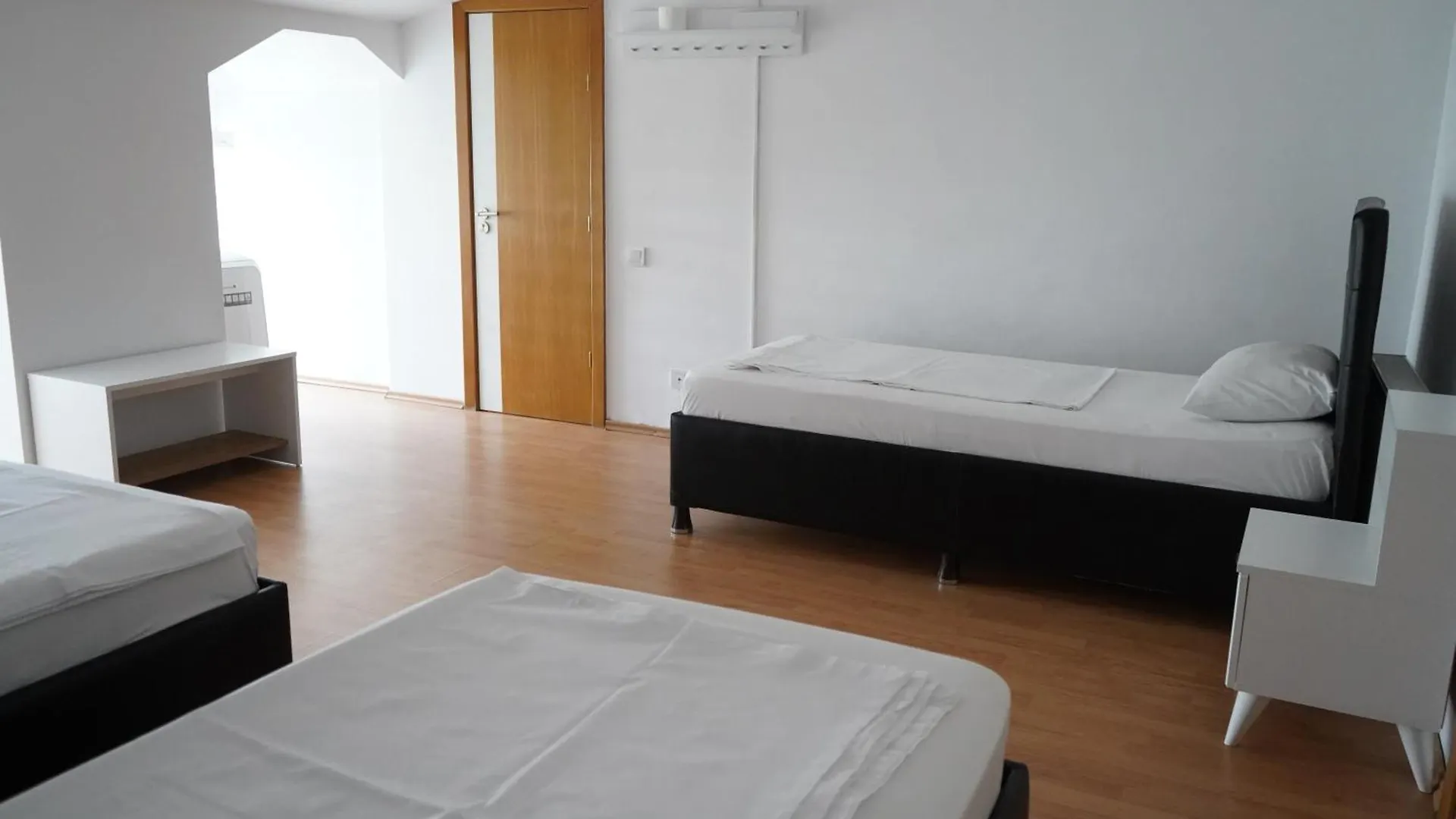 Hostel Aksu Boekarest