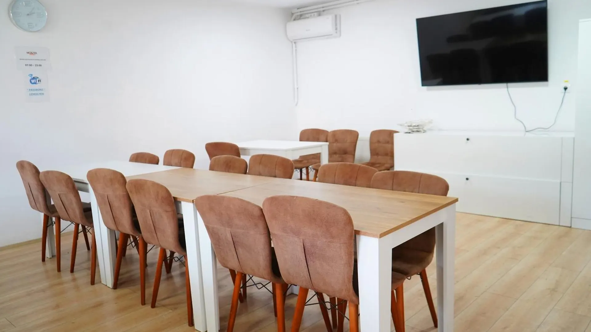 Hostel Aksu Boekarest