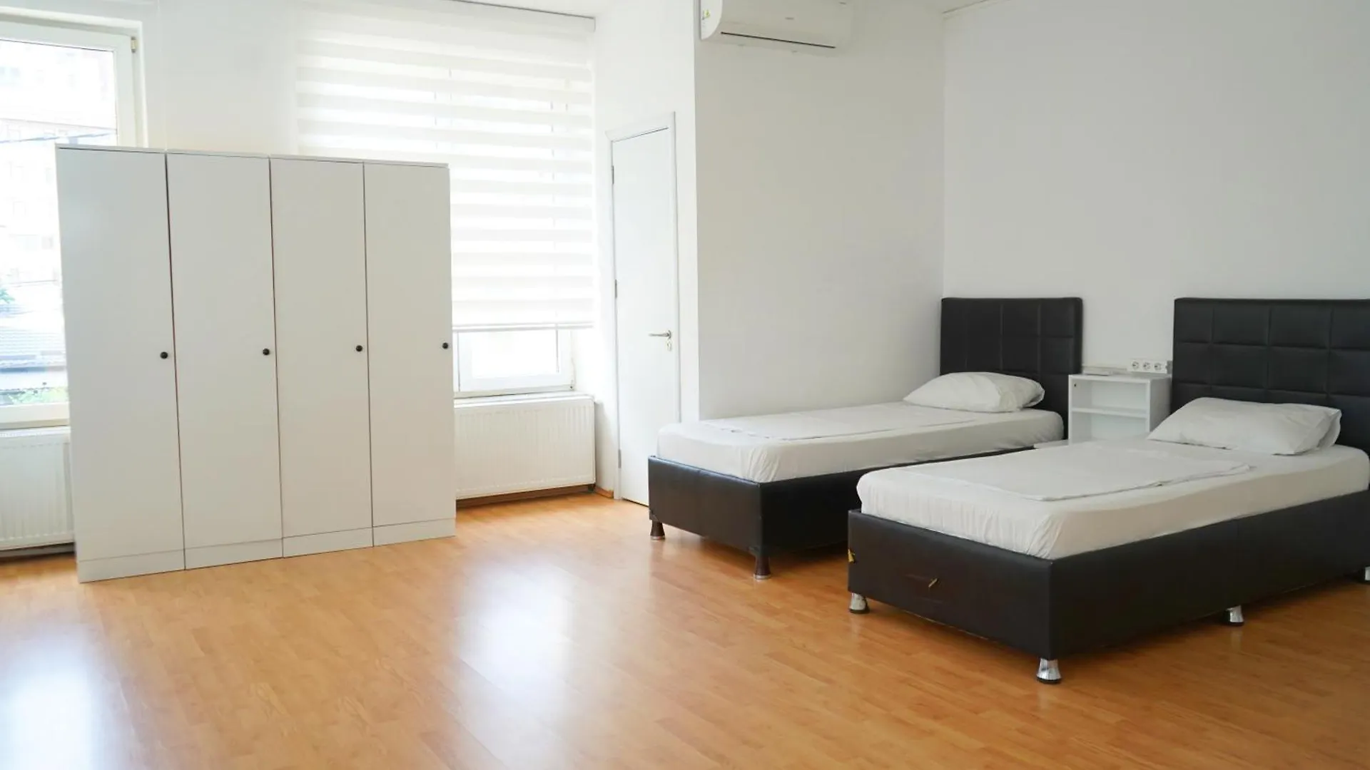 Hostel Aksu Boekarest 0*,  Roemenië