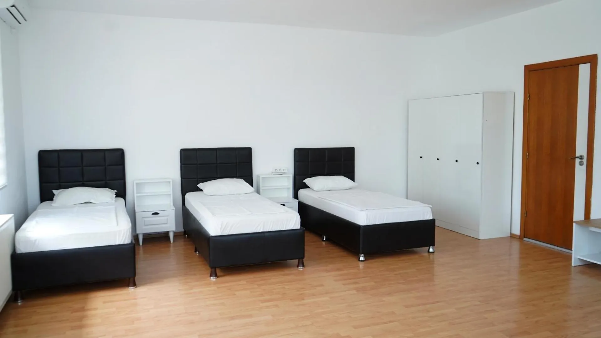 Hostel Aksu Boekarest