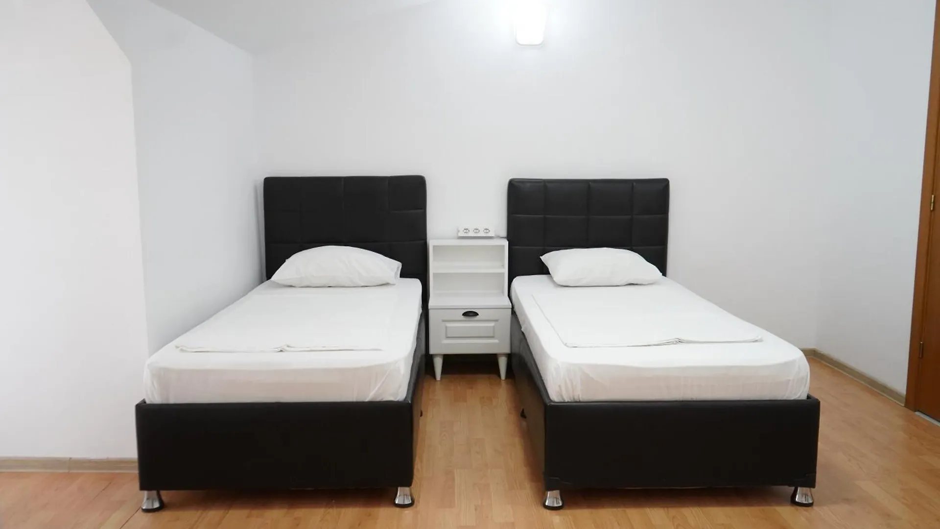 Hostel Aksu Boekarest 0*,
