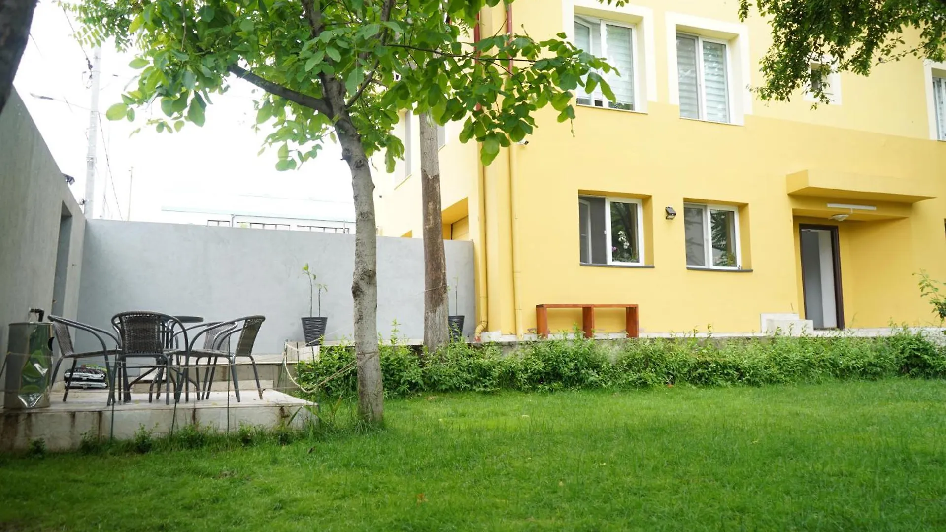 Hostel Aksu Boekarest